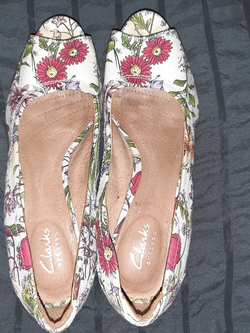Clarks Artisan Women's White Multi Floral Peep Toe Canvas Slip-On Wedge 7.5 - Picture 5 of 7